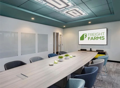 创建全球基础设施的办公室装建设计空间是若何打造的——Freight Farms